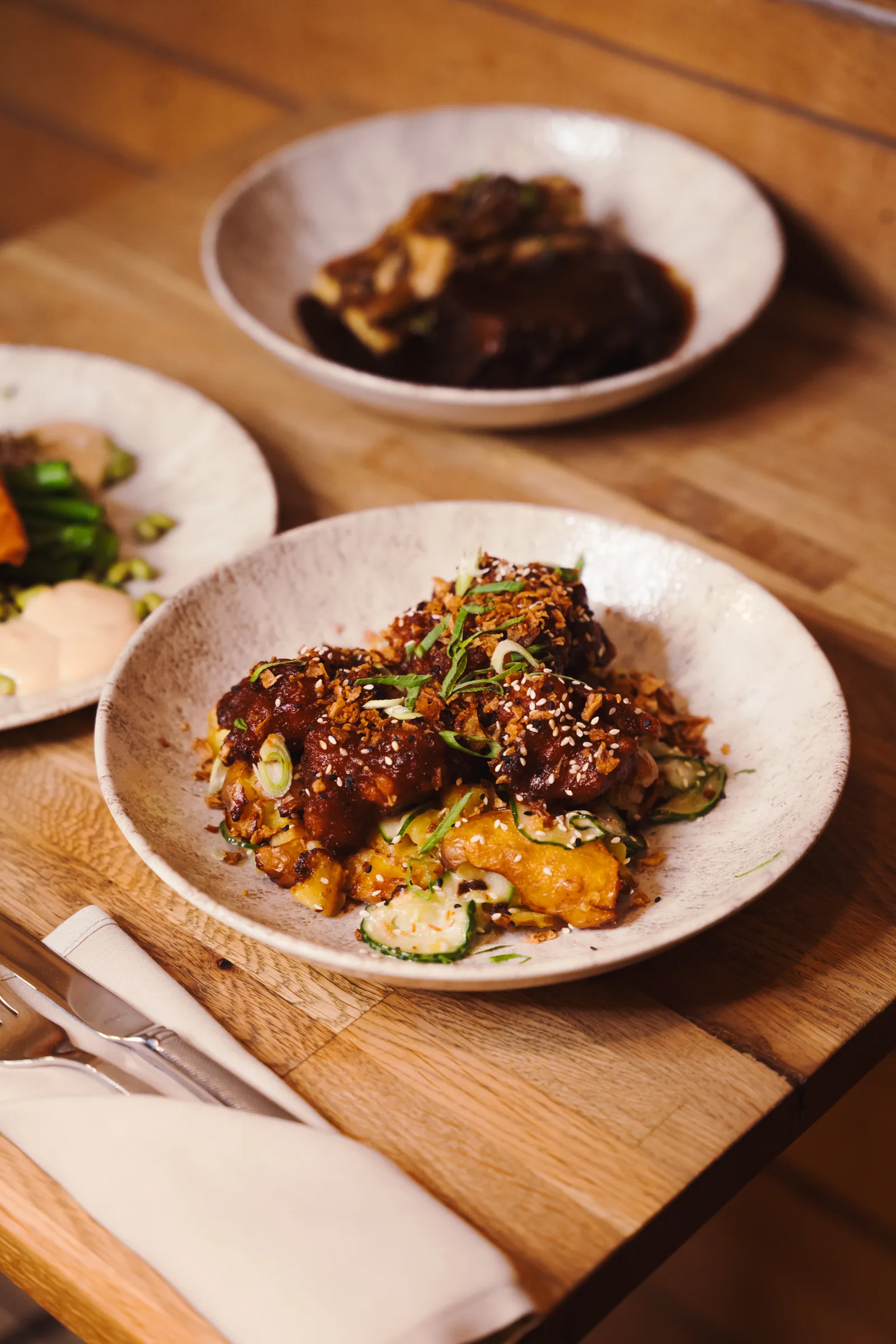Chicken n Waffles auf Holztisch – Boozy Brunch im Berta Hamburg